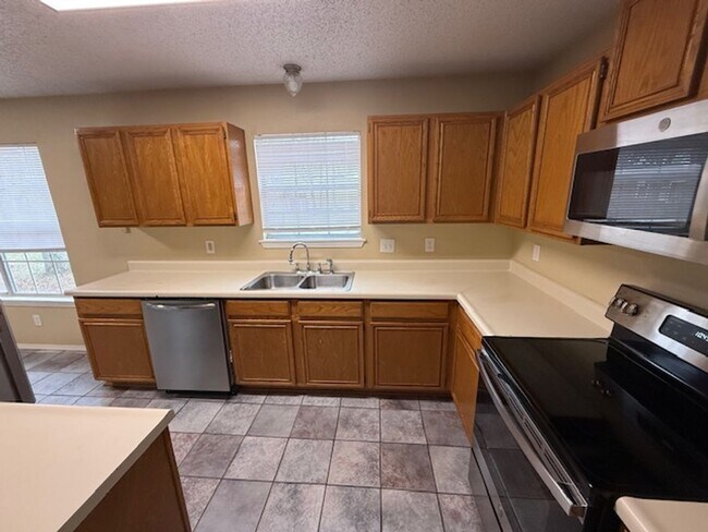 Building Photo - 3 Bedroom Home Available Soon!