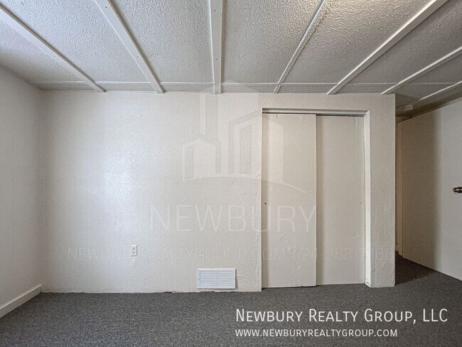 Building Photo - 29 Hickory St