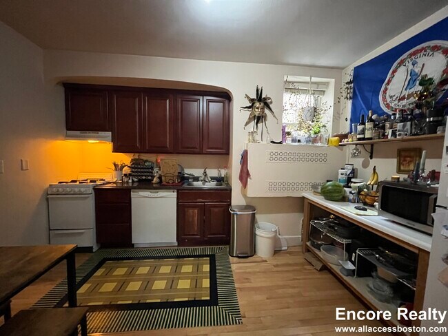 Building Photo - 1555 Beacon St