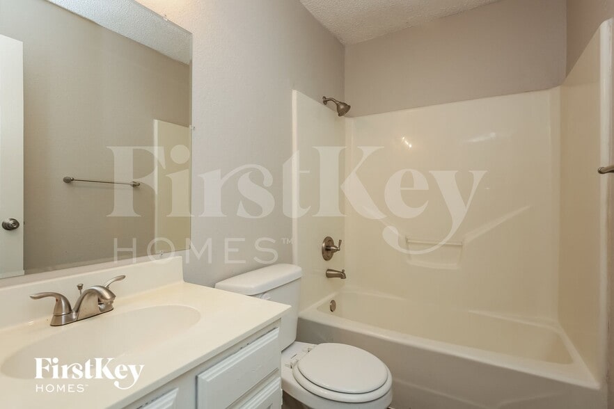 Building Photo - 805 Shadybrook Ln