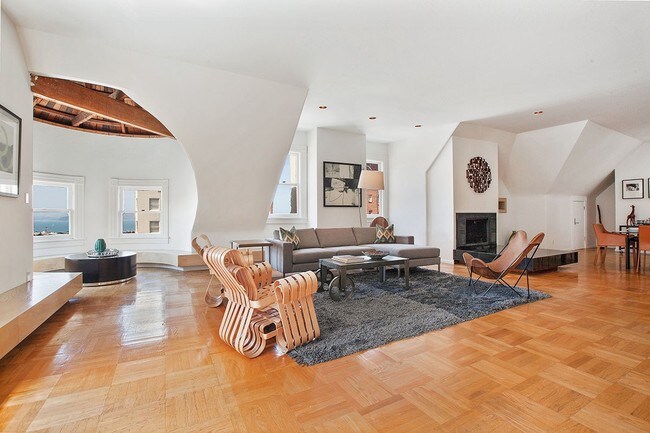 Interior Photo - 2620 Laguna