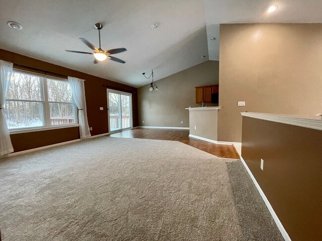 Building Photo - Spacious 4 Bedroom 3 Bathroom home