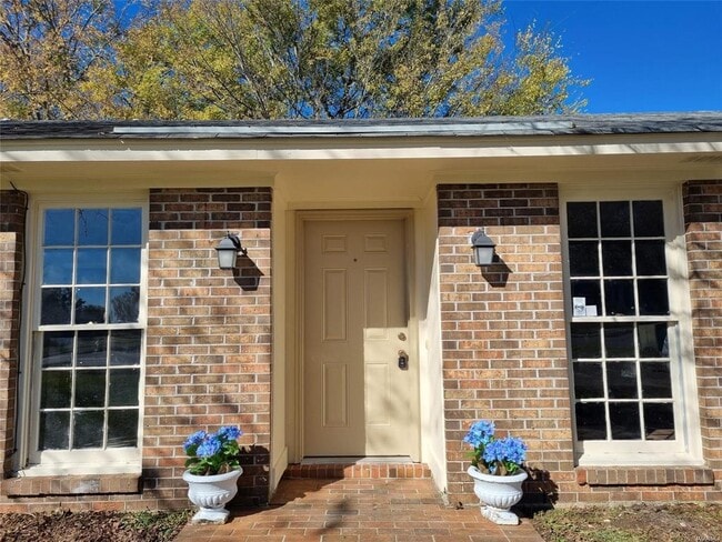 Building Photo - 2044 Edinburgh Dr