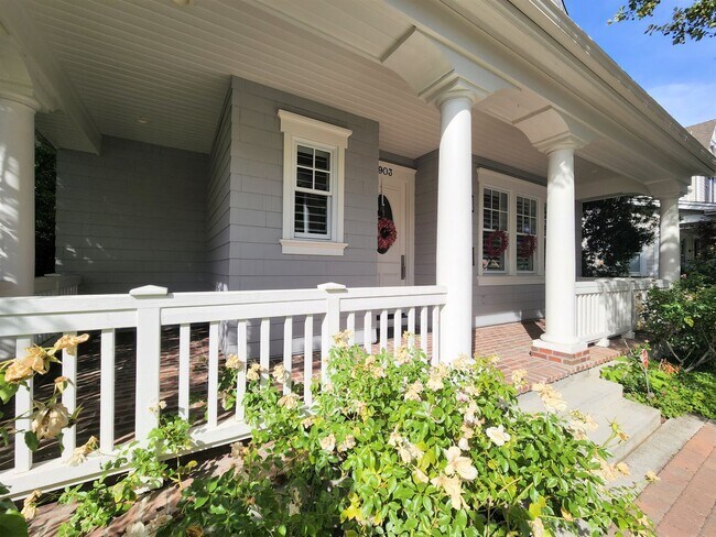 Building Photo - Updated Home Available in Downtown Palo Alto available first week of September!