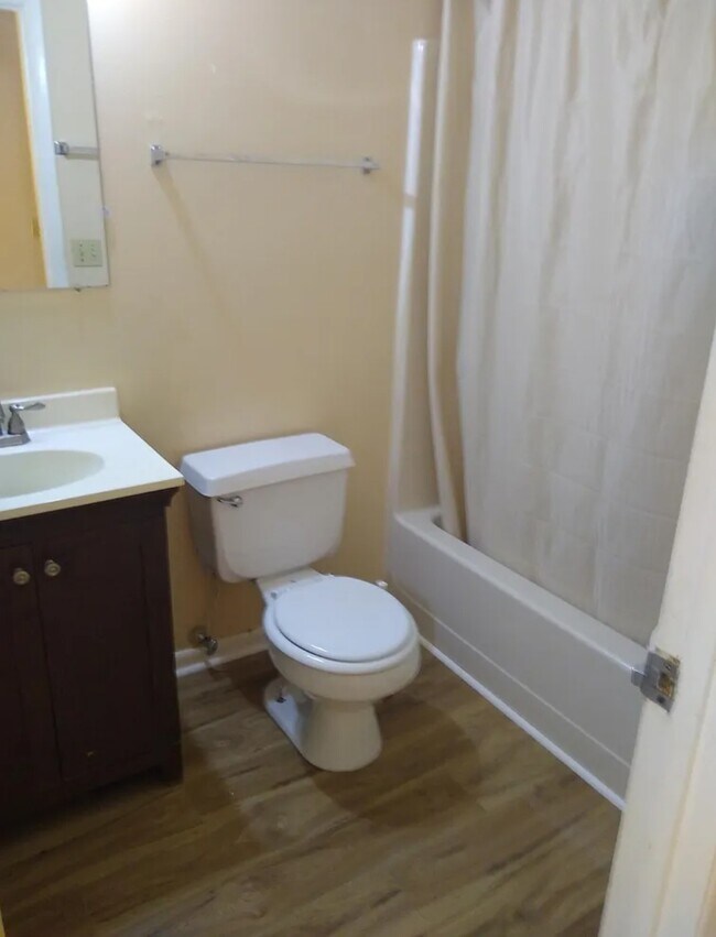 Building Photo - 1346 Bradley Dr