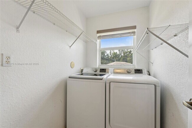 Building Photo - 7423 NW 70th Ave