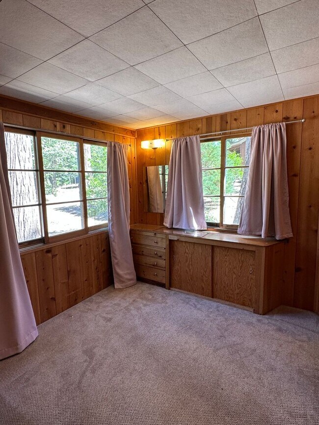 Building Photo - 3 Bedroom 1 Bath