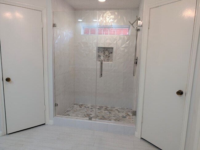 Building Photo - 11807 Highgrove Dr