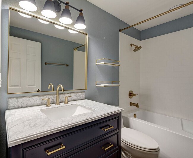 Building Photo - 3 Bed 2.5 Bath Home with a View!