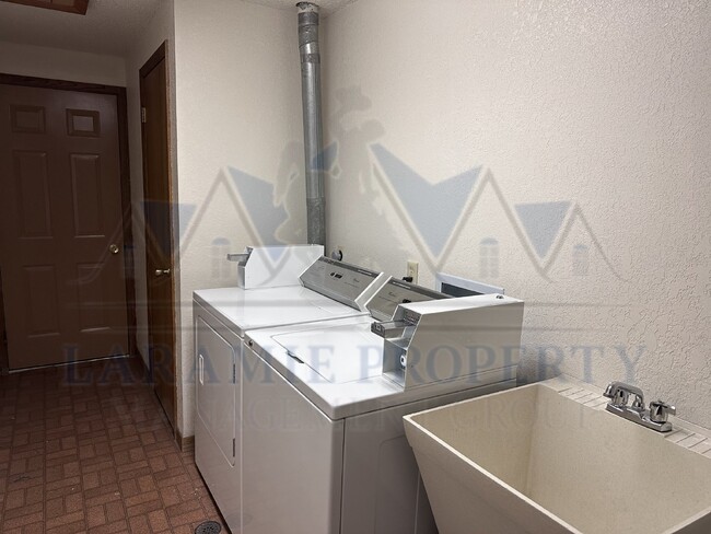 Building Photo - Charming 1 Bed, 1 Bath Apartment in Larami...