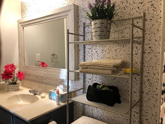Full master bath - 101 Bowers Ct