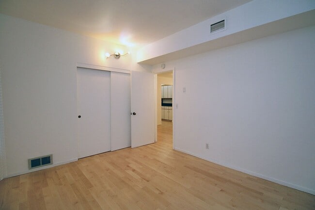 Building Photo - 1710 S Harbor Way