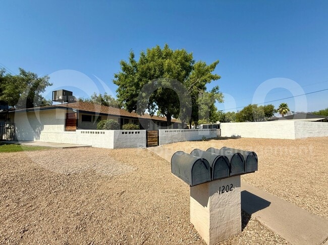 Building Photo - 1202 E Kaler Dr