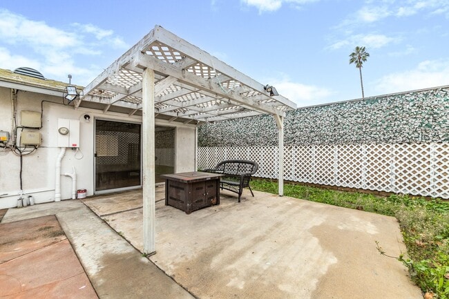 Building Photo - Charming Single-Story 3-Bed Home with Pool in Camarillo