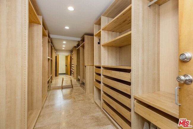 Building Photo - 9203 Robin Dr