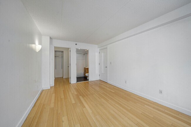 Building Photo - 516 W 47th St