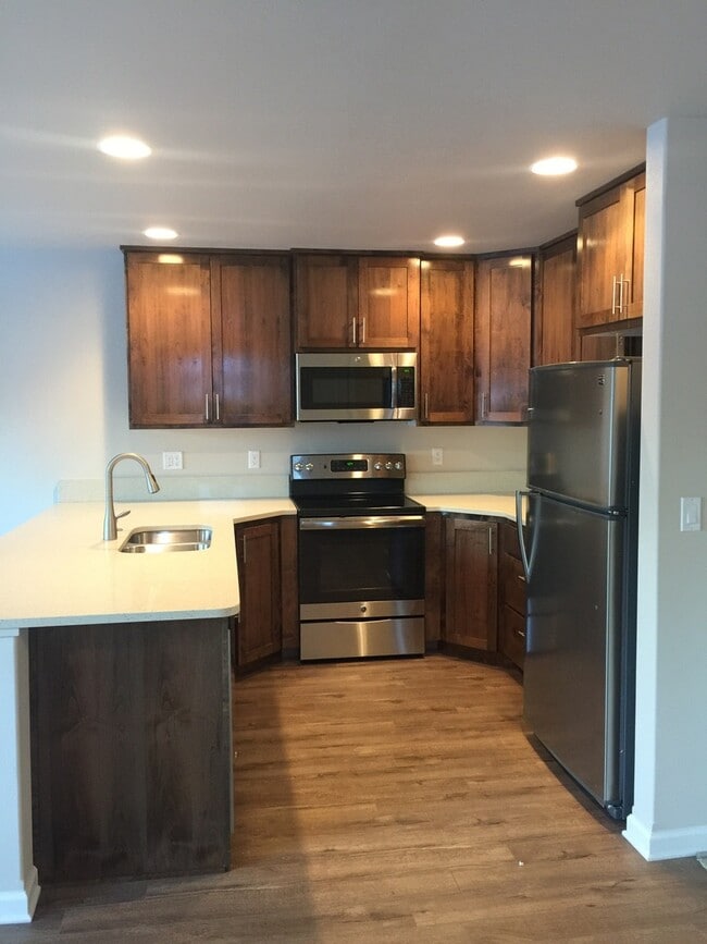 Building Photo - SE Bend, LIKE NEW Townhouse, 3 Bedrooms, 2 1/2 Baths, Garage, Gas Heat, Patio