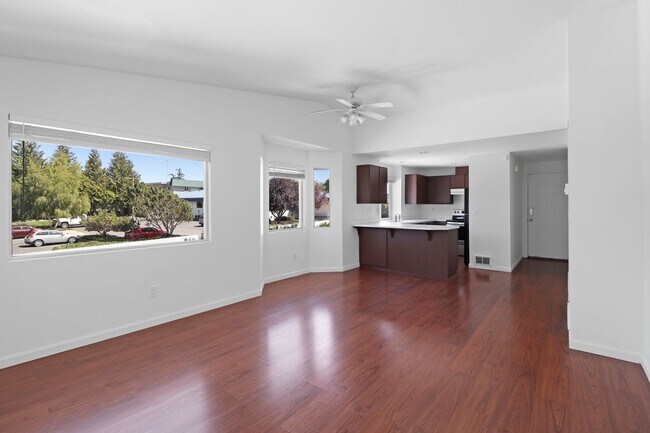 Building Photo - 2 Bed 2 Bath Condo - Assigned Parking - NAS Whidbey