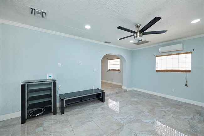 Building Photo - 6804 N Hubert Ave