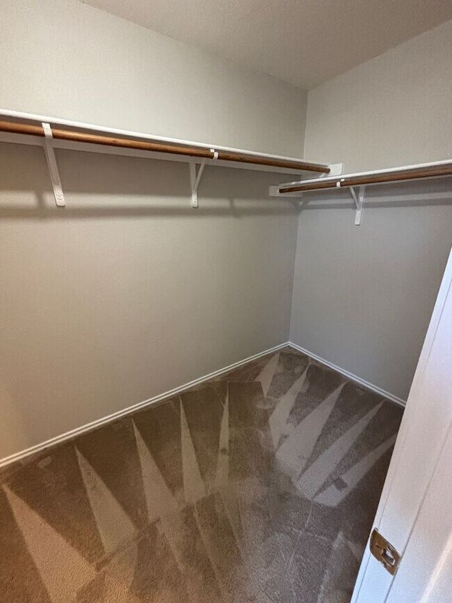 Building Photo - Spacious & Bright 4-Bedroom Home with Mode...