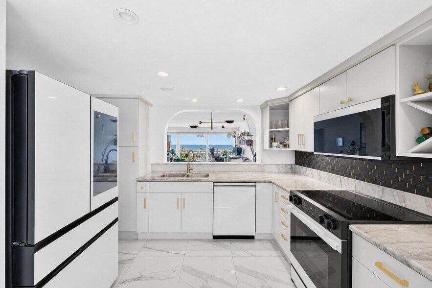 Building Photo - 2000 S Ocean Dr