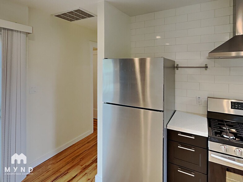 Building Photo - 2118A Roosevelt Ave