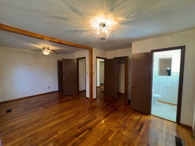 Building Photo - 580 Jones Rd