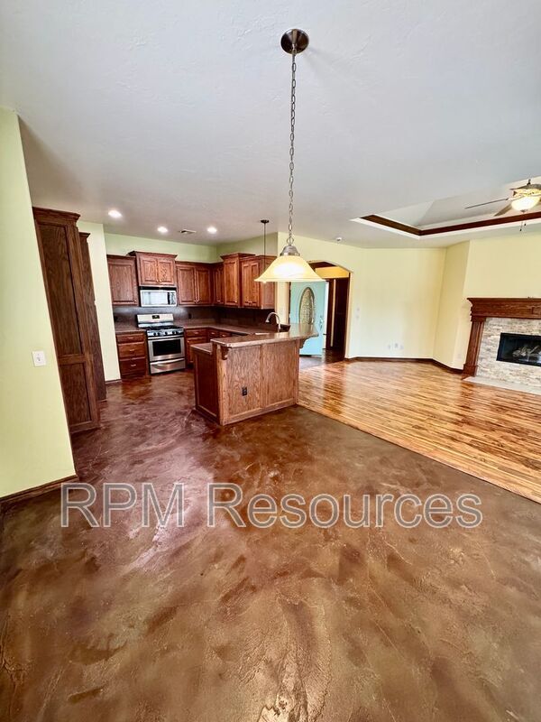 Building Photo - 916 Ethan Ln