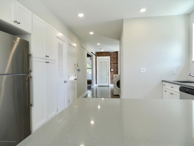 Building Photo - 410 Bond St