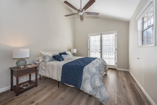 Building Photo - Spacious Downtown 2 bed/ 2.5 bath Condo - 2 blocks from Cottage!