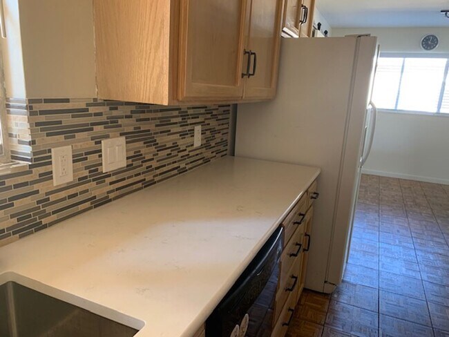 Building Photo - Spacious house with hardwood, handicap ramps, pet friendly, large garden with fruit trees