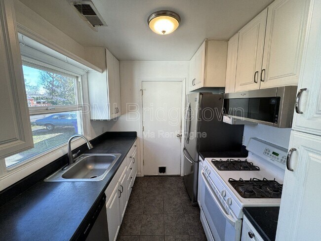 Building Photo - 9545 N Hodge Ave