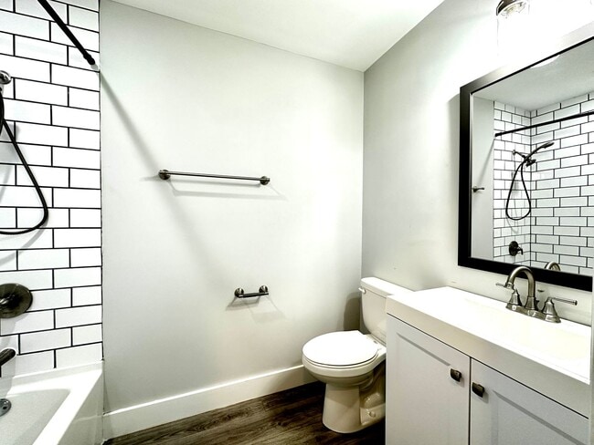 Building Photo - Gorgeous 3 Bed 1 Bath Renovated Brick Home...