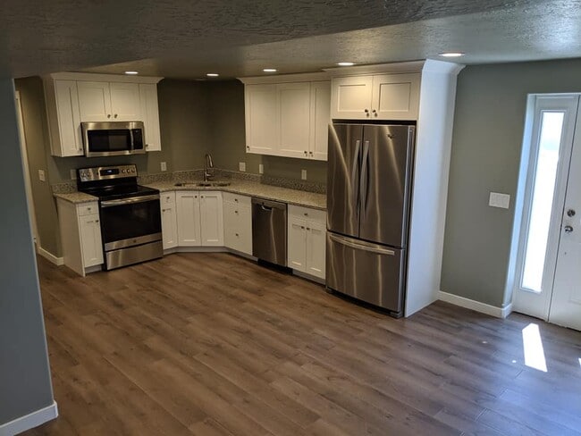 Building Photo - 805 W 750 S