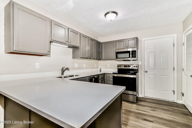 Building Photo - 10418 Pinoak View Dr
