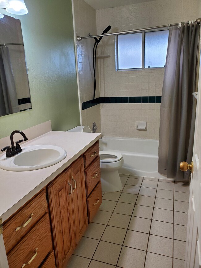 Building Photo - 285 N 400 E