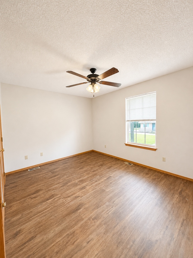 Building Photo - 2 Bed | 2 Bath | 1-Car Garage | South Joplin $1000
