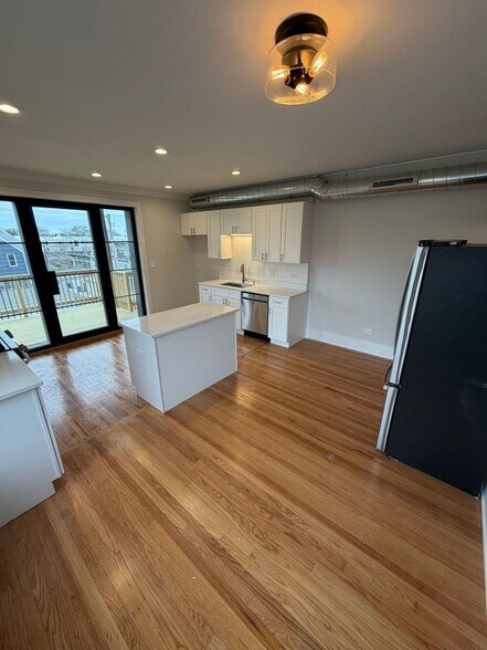 Building Photo - 486 N Hermitage Ave