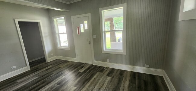 Building Photo - 701 9th St