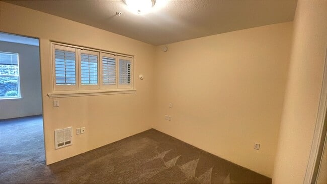 Building Photo - Lovely One Bedroom Condo Mountain Meadows!