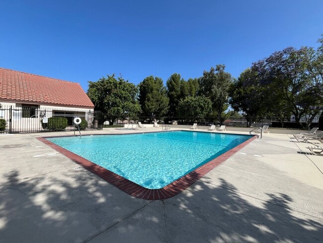 Building Photo - 1st floor condo w/pool, spa, clubhouse, te...