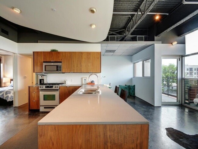 Building Photo - 601 Brushy St