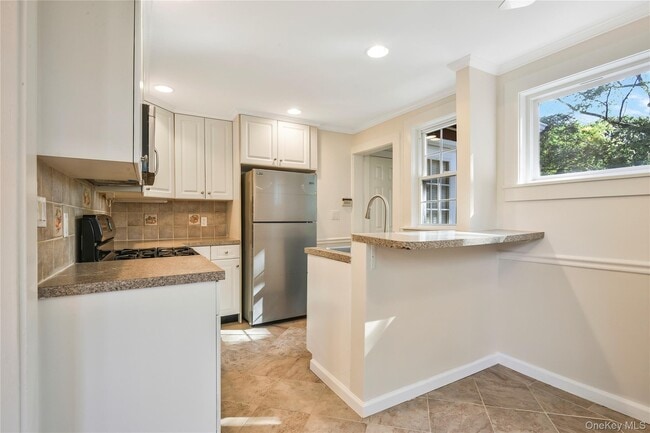 Building Photo - 806 Pelhamdale Ave
