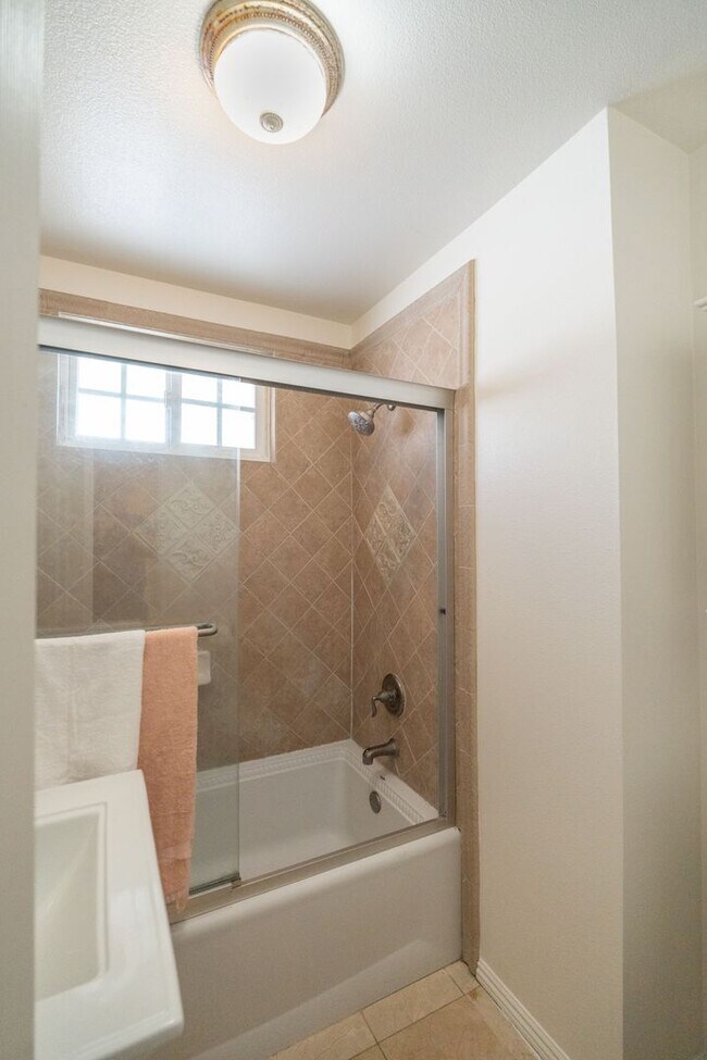 Building Photo - Beautiful & Spacious Home in Rowland Heights