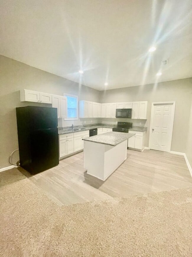 Building Photo - Must view this Adorable 3 bedroom 1 bath h...
