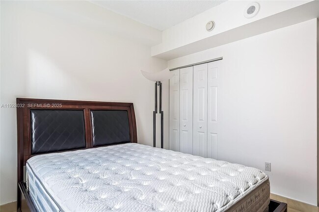 Building Photo - 17150 N Bay Rd