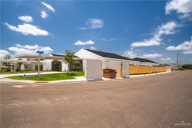 Building Photo - 2104 E Viviana St