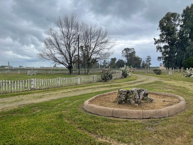 Primary Photo - Beautiful Country-Style Home in Dos Palos,...