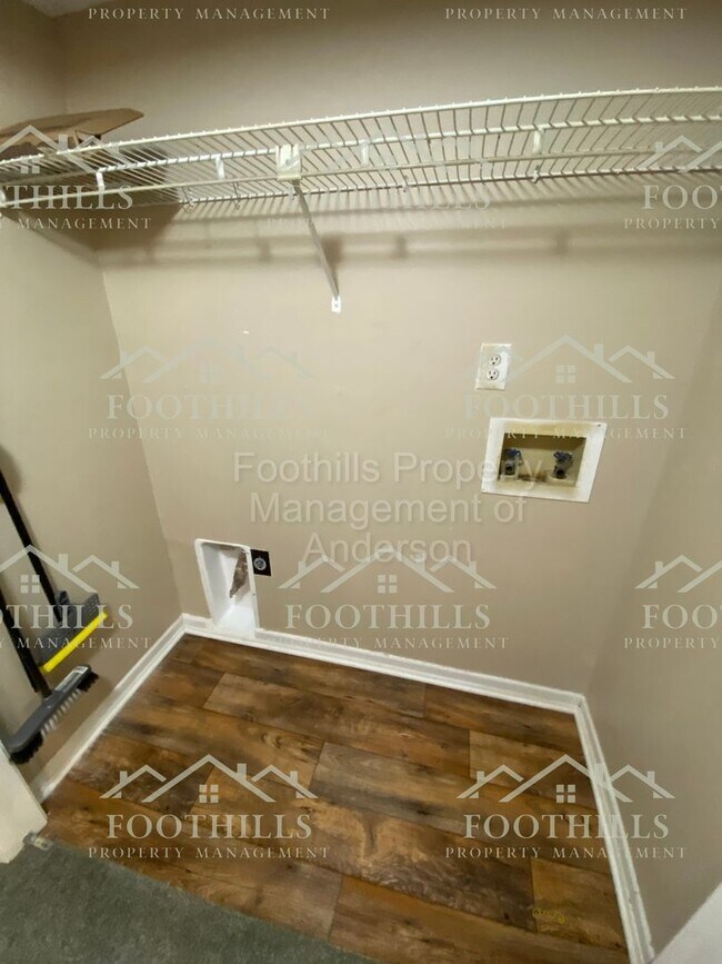 Building Photo - 2 bedroom, 2 bathroom condominium unit nea...