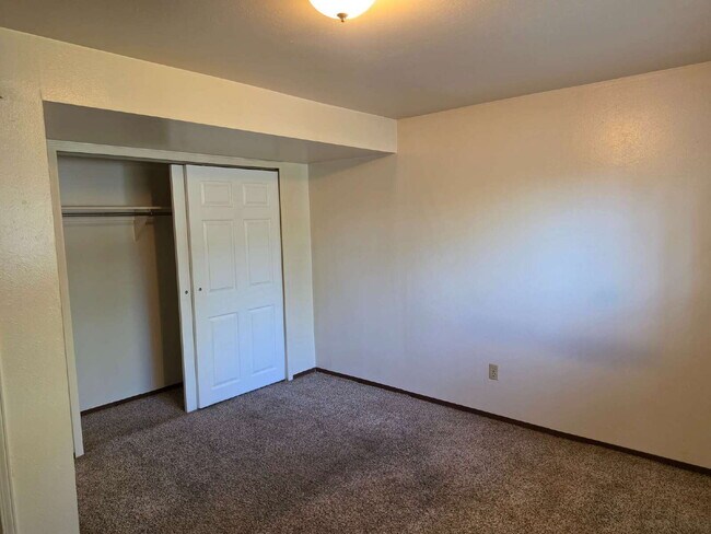 Building Photo - "Charming 3-Bed Retreat with Finished Basement & Cozy Fireplace in Aurora!"